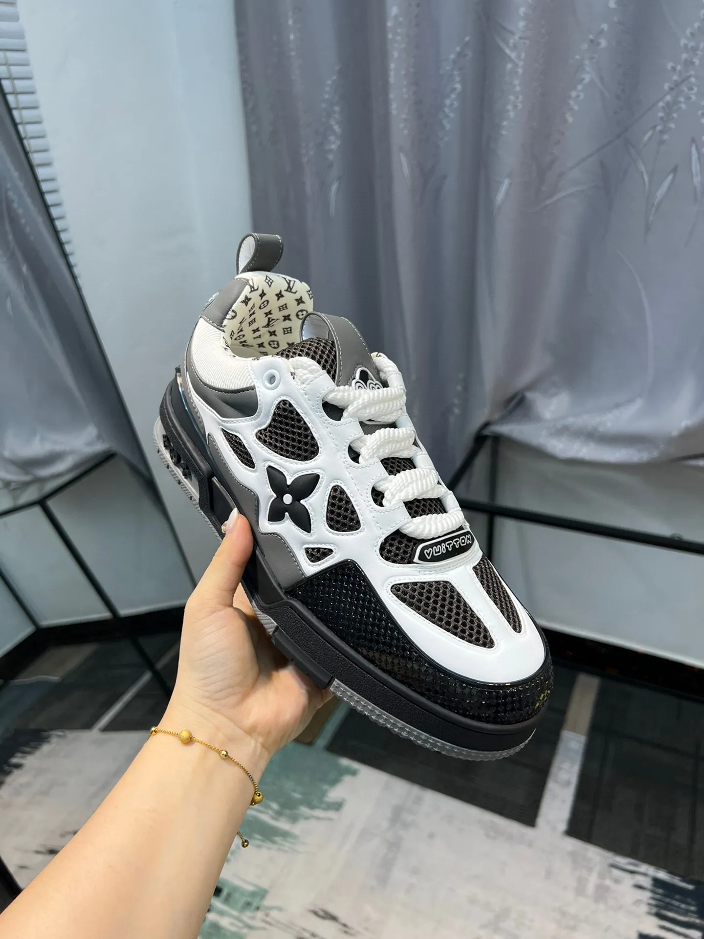 Men's men's shoes💰800 LV top version new style purchasing quality LV~Louis Vuitton LV TRAINER's best-looking sneakers, donkey brand strongly promotes new products, official website limited edition retro basketball sneakers! Both high-top and low-top models spent money to purchase 1:1 accurate reproductions of the originals. The details are invincible and full of sincerity. The imported custom-made original cowhide leather is the same as the original package. The details are 100% restored. The private model customizes the original one-piece TPU outsole. It is different from other brands. Without the original version, this effect cannot be achieved!                Men's and women's models 35-40 39-45 (46 is custom-made and cannot be returned or exchanged)